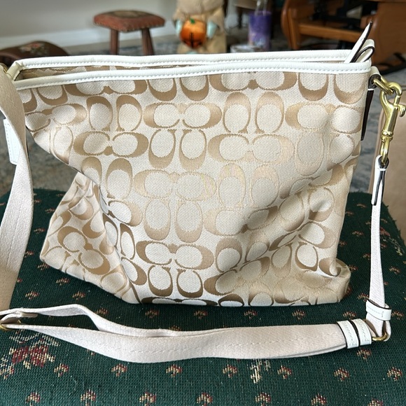 Coach canvas signature bag, bees, trimmed in white, leather cross bodwitj tag - Picture 5 of 10